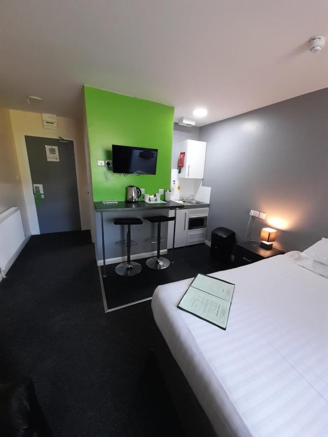 Lymedale Suites Studios & Aparthotel In Newcastle Under Lyme & Stoke Екстериор снимка